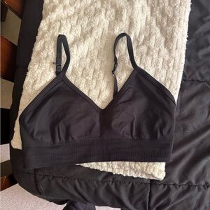 Women's Black lululemon sports bra